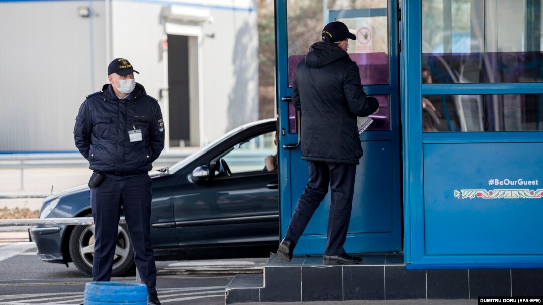 Zeci de lucrători vamali și ofițeri ai poliției de frontieră au fost reținuți, în vămile cu Republica Moldova, într-o acțiune de la începutul anului ce viza corupția privind trecerea ilegală a frontierei. Imagine generică de la un punct de trecere a frontierei.