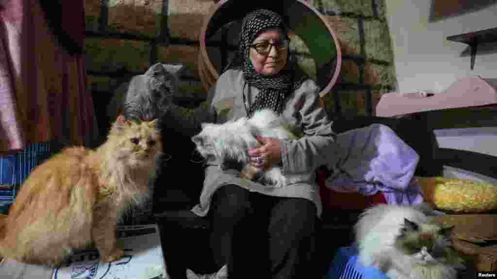 Vlasnica skloništa za životinje iz južnih predgrađa Bejruta, koja je bila primorana da napusti svoj dom, sjedi sa spašenim mačkama u jednom stanu 24. marta, usred eskalacije neprijateljstava između Izraela i Hezbollaha.