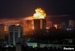 O explozie luminează cerul deasupra Kievului, în timpul atacului aerian rusesc din 2 iunie 2026.