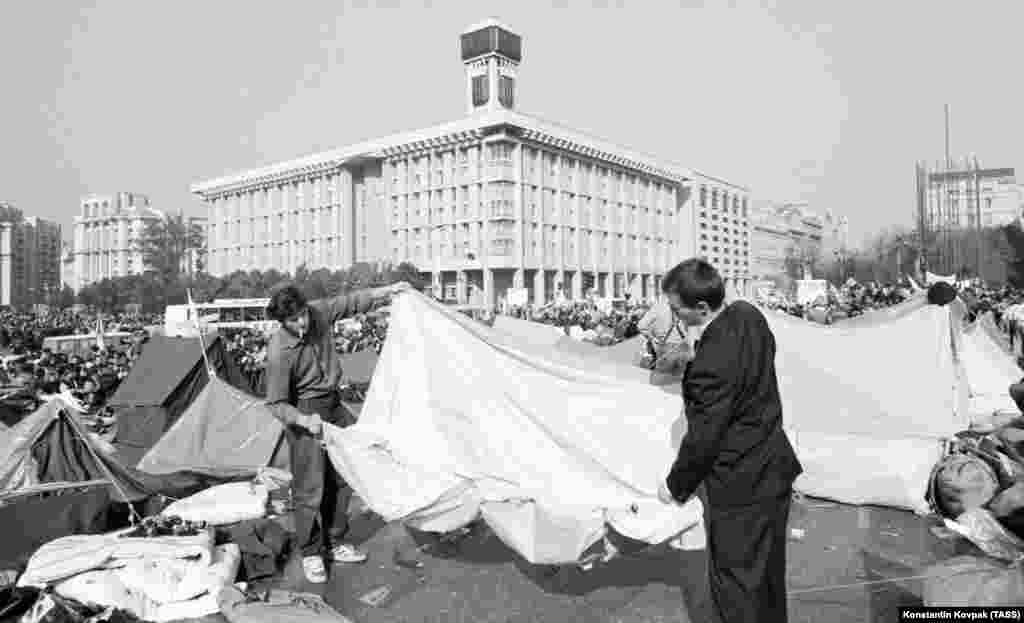 На фото студенти почали розбирати наметове містечко. Вони припинили політичне голодування, частина їхніх вимог задоволена, інші питання в стадії вирішення. Київ, 17 жовтня 1990 року