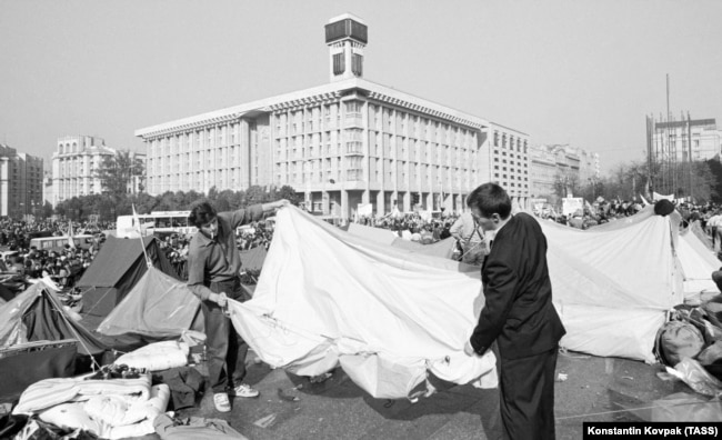 Protesters pack up camp after the resignation of Prime Minister Vitaliy Masol. Ukraine was to become an independent country the following year.