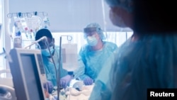 В Казахстане считаное количество врачей, которые умеют делать операции по пересадке органов. И скандалы вроде незаконного изъятия органов еще больше повышают недоверие среди населения. Иллюстративное фото.