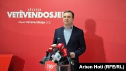 Kreu i LVV-së, Albin Kurti, gjatë shpalljes së fitores në zgjedhjet e 28 dhjetorit.