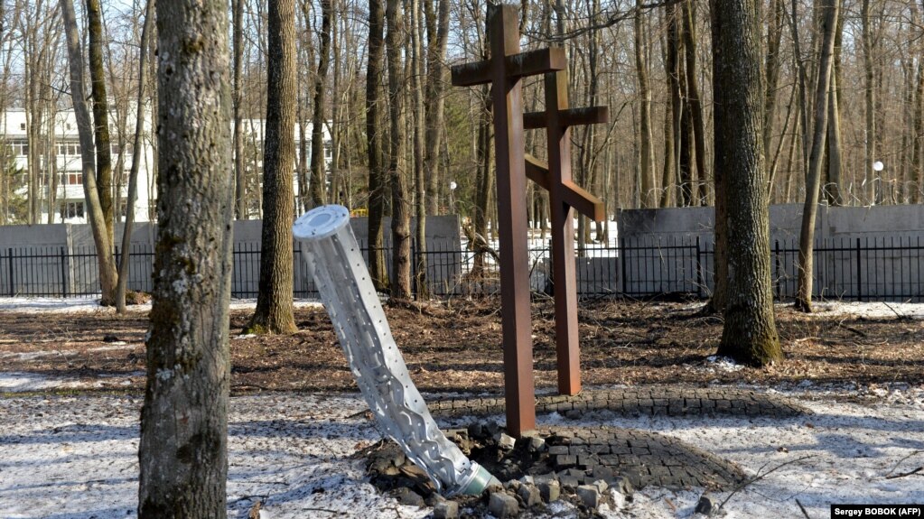 Внутрішній компонент, судячи з усього касетної ракети, запущеної з реактивної системи залпового вогню БМ-30 «Смерч», Харків, 23 березня 2022 року