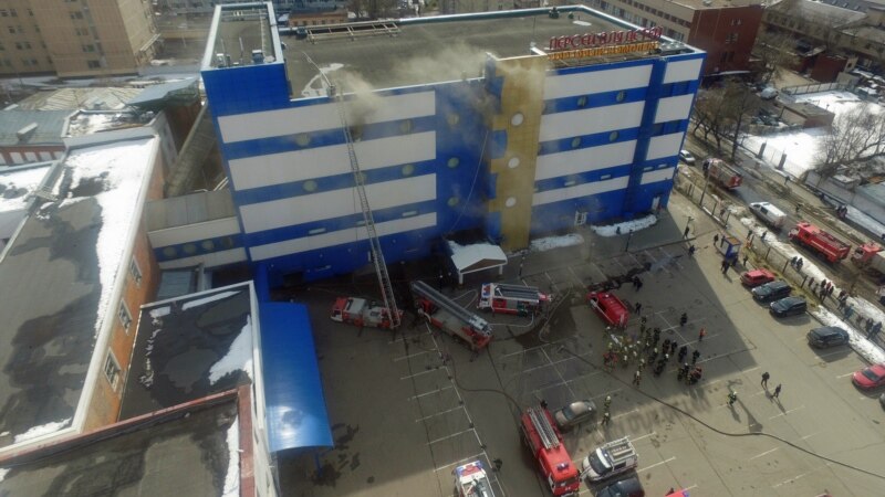 Во пожарот во трговски центар во Москва загинал вработен 