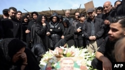 Iranci tuguju na sahrani za voljene osobe poginule u nedavnim zračnim napadima, na groblju Behesht Zahra u južnom Teheranu 26. marta.