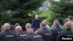 Aljakszandr Lukasenka a fegyveres erők tagjaival találkozik Minszkben tavaly augusztus 21-én