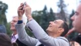 Кметът на София Васил Терзиев на площада "Св. Александър Невски" по време на посрещането на националния отбор по волейбол.
