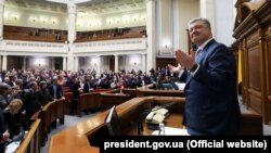 Добуш берүүнүн алдында президент Петро Порошенко сунушту колдоп берүүнү өтүнүп, депутаттардын алдында сөз сүйлөдү. 