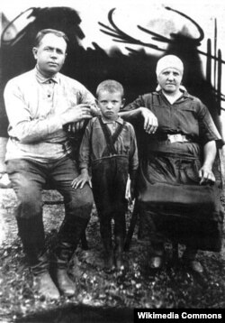 گورباچف در کنار پدربزرگ و مادربزرگ مادری‌اش در اواخر دهه ۱۹۳۰