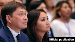 Премьер-министр КР Сапар Исаков и Гульнура Торалиева.