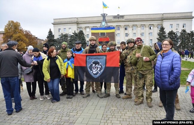 У центрі Херсону люди радіють звільненню міста з-під окупації Росією та втечі армії РФ. Херсон, 13 листопада 2022 року