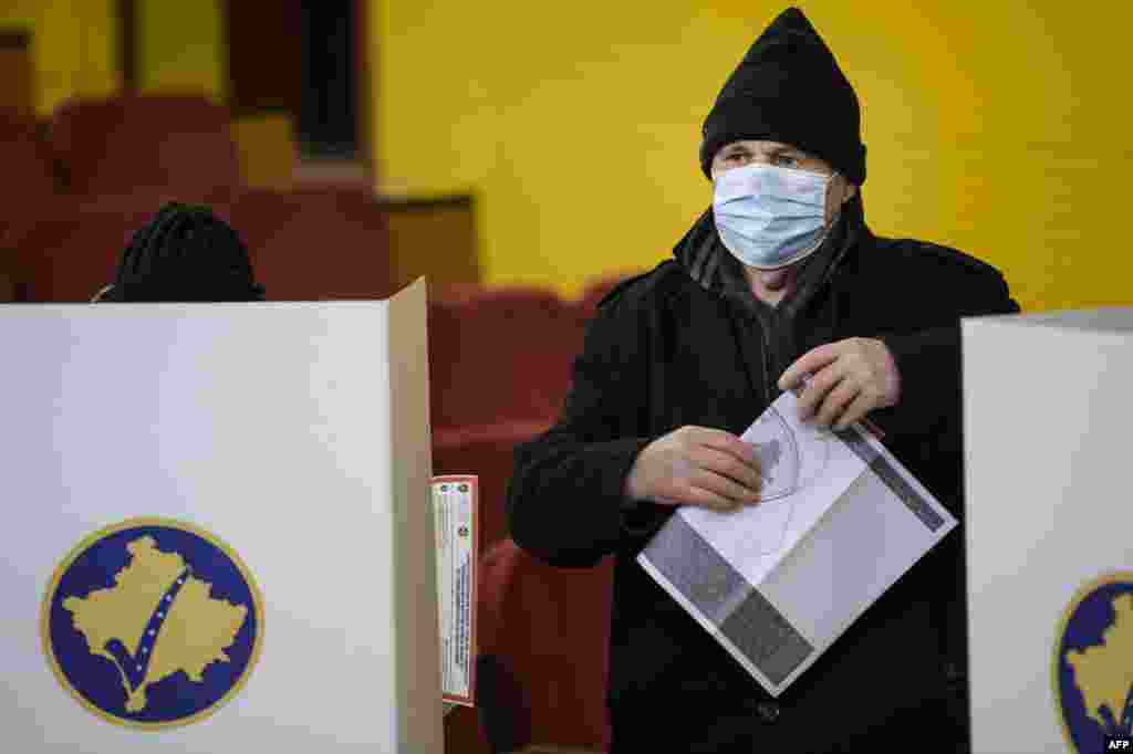 КОСОВО - Централната изборна Комисија на Косово (ЦИК) одлучи денеска да се повтори броењето на гласовите во 494 избирачки места на кои се гласаше на вонредните парламентарни избори на 14 февруари, јави МИА од Приштина.