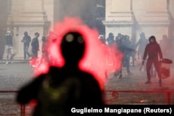 Roma: proteste împotriva noilor restricții, impuse săptămâna aceasta, 27 octombrie 2020.