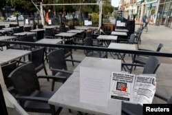 Prazne stolice i stolovi u zatvorenom restoranskom baru dok vlasnici protestuju zbog COVID-19 ograničenja u Cambraiju, Francuska, 7. augusta 2021.