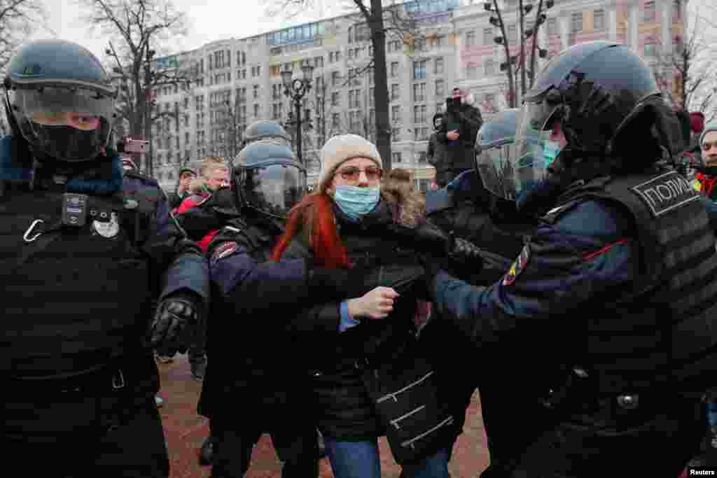 В Москве людей по одному выхватывали из толпы и уводили в полицейские автобусы. Некоторых несли за руки и за ноги. Периодически протестующим удавалось отбивать задержанных