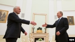 Владимир Путин приветствует президента Южной Осетии Леонида Тибилова 