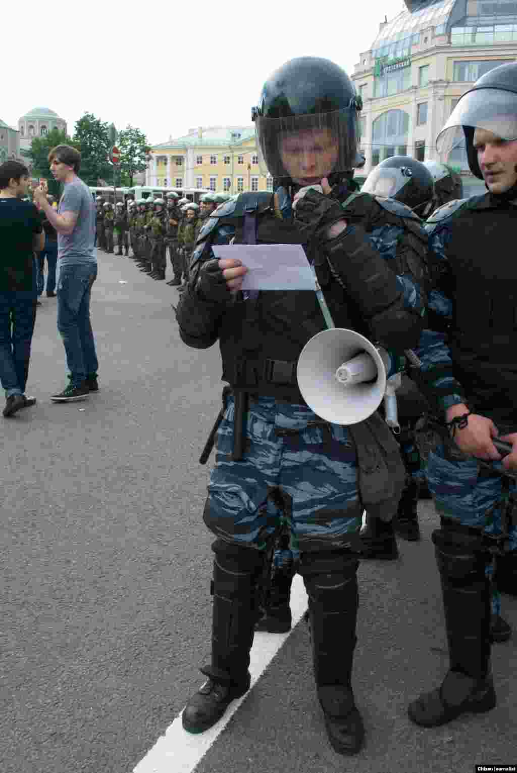 Полицейский зачитывает правила митингующим, которых собралось около 100 тысяч..&lt;br/&gt;Фото: Андрей из Москвы