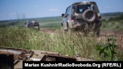 Військові залишають позиції на позашляховиках