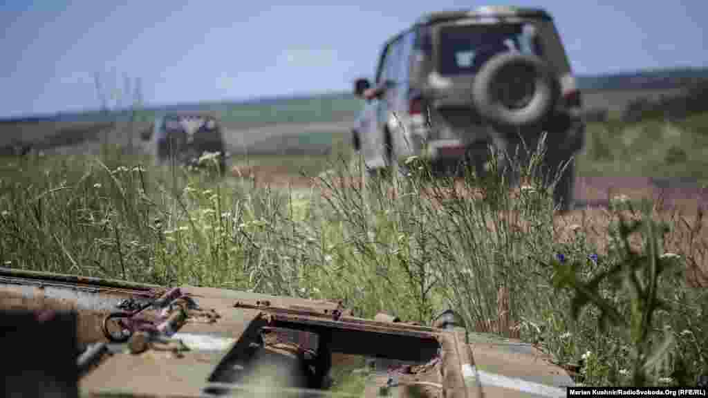 Військові залишають позиції на позашляховиках