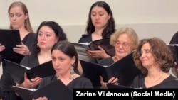Хорда җырлаучылар. Уртада Зәринә Вилданова