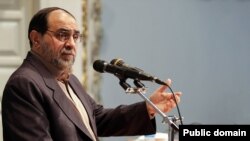 یک عضو شورای انقلاب فرهنگی از «جدل تند» روحانی و رحیمپور ازغذی درباره افزایش قیمت بنزین خبر داده بود.