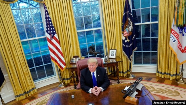 Trump u Ovalnoj kancelariji Bijele kuće