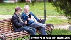 Biti penzioner u digitalnom dobu u Crnoj Gori u kojoj se sve češće osnovne životne potrebe ispunjavaju sa par klikova na kompjuteru ili telefonu nije lako. 