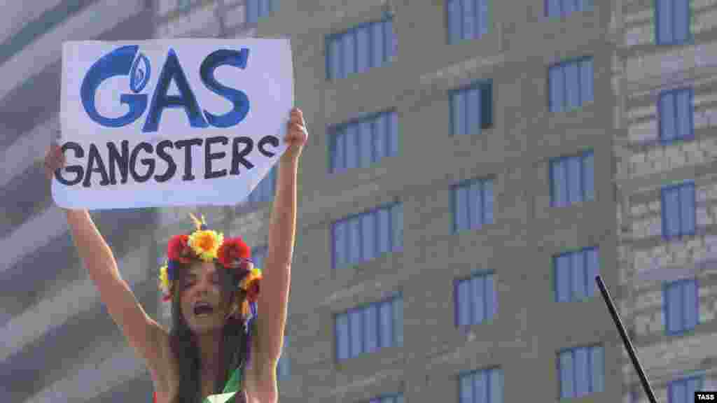 An activist from the Ukrainian women&#39;s rights movement Femen protests in front of Gazprom headquarters in Moscow. (ITAR-TASS/Sergei Fadeichev)