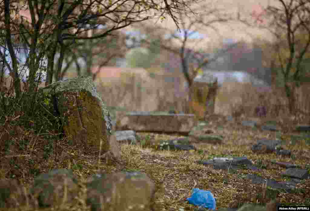 Kəndin ərazisində qədim Alban məzarlığı.