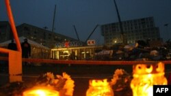 Рига: в ночь на 23 ноября горели поминальные свечи около обрушившегося здания супермаркета, где погибли 52 человека