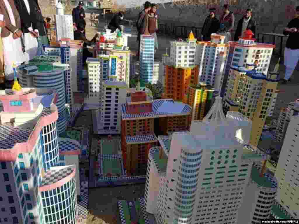 پدې موډلونو کې مجللې ودانۍ، ښارګوټي، د اوبو بندونه، بادي برښنا، پلونه، د اوبو ذخیرې، امنیتي ټاورونه او کرنیز ماشینونه شامل د