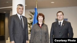 Hashim Thaçi (majtas), Catherine Ashton dhe Ivica Daçiq, më 4 Dhjetor 2012 në Bruksel