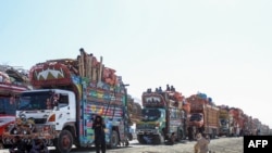 Муҳоҷирони афғон дар роҳи бозгашт аз Покистон ба кишварашон. Акс аз бойгонӣ.