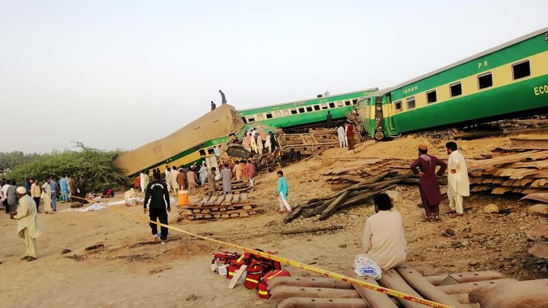 Во железничка несреќа во Пакистан загинаа најмалку 18 лица 
