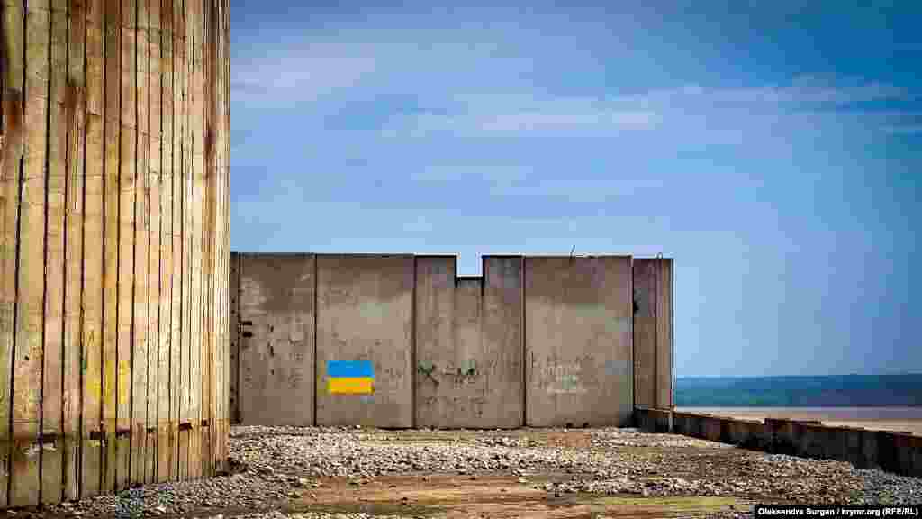 Неожиданная находка на крыше реактора. Украинский флаг на станции на аннексированном полуострове.
