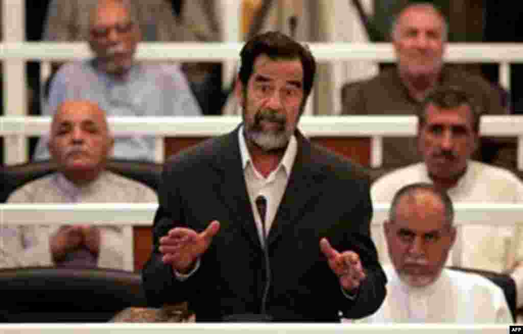 Iraq -- Hussein in court, 19Oct2006 - Äl-Dücäil qalasında keşeçelekkä qarşı qılınğan cinäyätlärne tikşerü eşe Bağdadta 2006nıñ 19 Üktäberendä başlandı. Xösäyen üz isemen atawdan, süz aludan, mäxkämäne tanudan baş tarttı. Anıñ belän bergä anıñ 7 tarafdarı cawap tottı. (AFP)