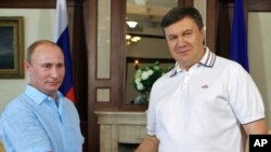 July 12: Russian President Vladimir Putin meets with Ukrainian President Viktor Yanukovych in Yalta.