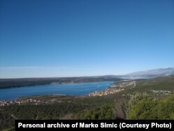 Karinski zaliv za puta za Lončare. U daljini se vide Pag, Velebit i Novigradsko more.