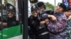 Полиция көшеден азаматтарды ұстап жатыр. Нұр-Сұлтан, 10 маусым 2019 жыл.