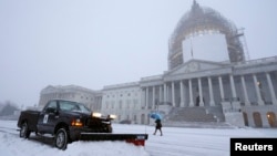 Легкий снежок выпал в Вашингтоне во вторник 6 января в первый день работы Конгресса нового состава 