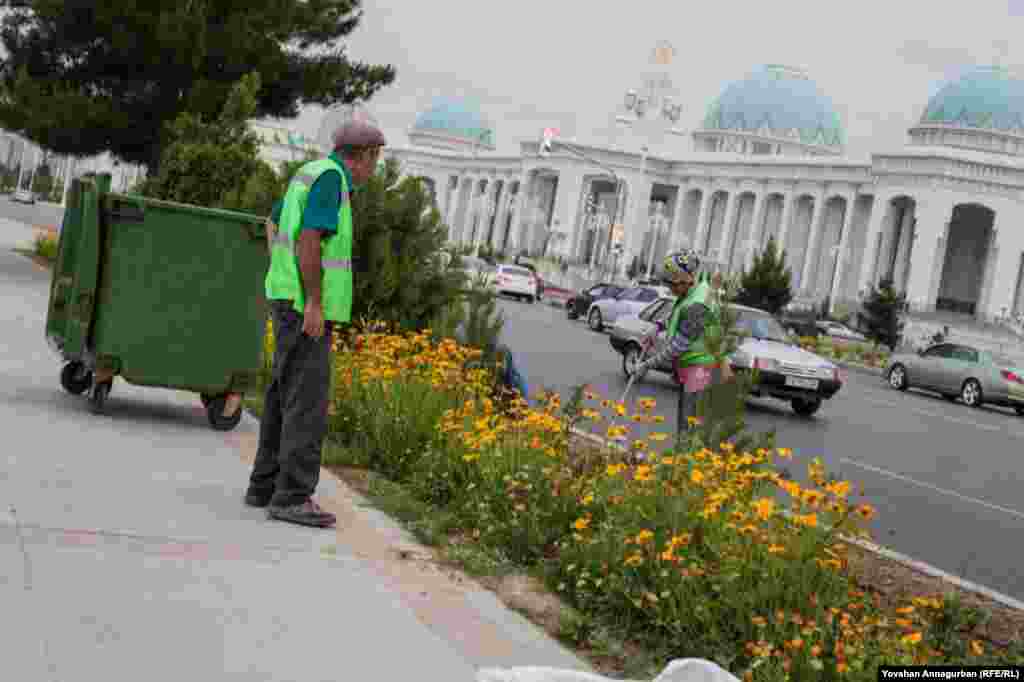 There are dozens of gardeners constantly tending the flowers that line Ashgabat&#39;s main roads -- a challenge in Turkmenistan&#39;s notoriously hot, dry climate.