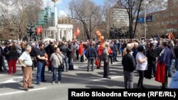 Илустрација: Протест пред Собрание против Закон за употреба на јазици. 