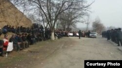 Өмүрбек Текебаевдин жактоочуларынын тынч митинги 1-марттан бери уланууда. Базар-Коргон. 