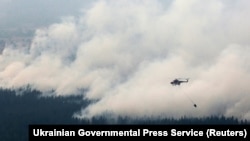 Гелікоптер гасить пожежу в лісах Луганської області за допомогою води, 2 жовтня 2020 року