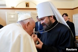 Ilarion a fost mereu în lumina reflectoarelor. Aici: la Budapesta, cu Papa Francisc, pe 29 aprilie 2023. Tânărul preot Suzuki poate fi văzut în dreapta, în fundal.