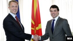 Министерот за надворешни работи Никола Попоски ги прими копиите од акредитивите на новиот aмбасадор на ЕУ во земјава Аиво Орав.