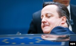 Premiere britanic David Cameron părăsind summitul UE din Brussels, 18 dec., 2015