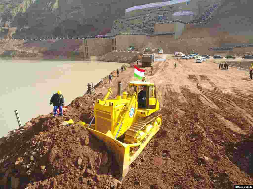 Tajikistan -- The Rogun dam under construction on the Vakhsh river in Rogun, 29Oct2016