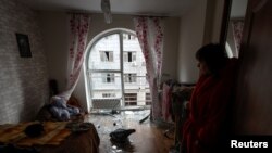 Consecințele unui atac cu dronă rusească la Kiev într-un apartament de bloc